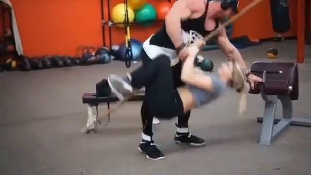 Когда в зале не осталось свободных штанг и гантелей смотреть онлайн