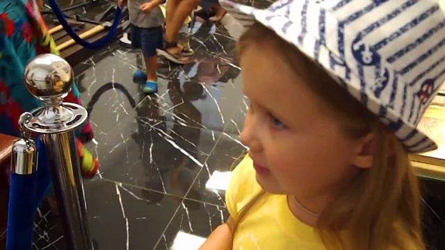 Лера гуляет на детской железной дороге смотреть онлайн