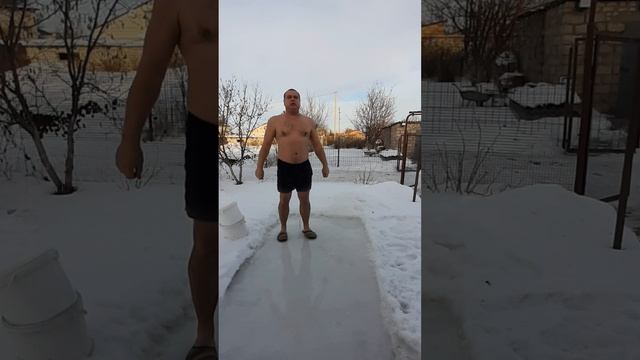 Закаливание! На даче не только шашлыки можно жарить)) смотреть онлайн