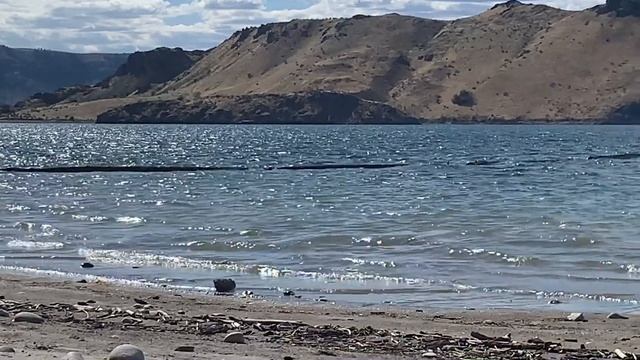 Columbia River. Roosevelt Lake On Columbia River. Река Колумбия. Кемпинг. Горы. смотреть онлайн