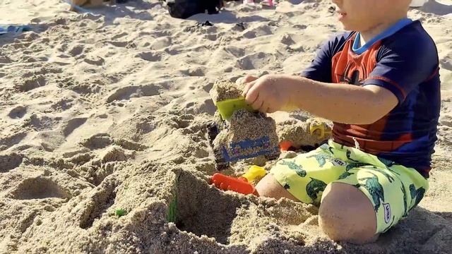 Веселый день на пляже с любимыми игрушками машинки для детей. Детское видео с машинками смотреть онлайн