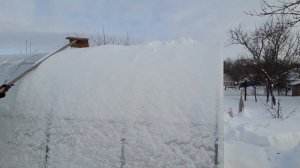 Как легко и быстро очистить теплицу от снега