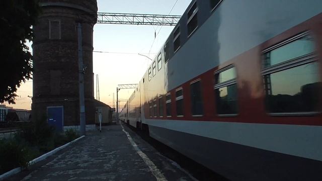 ЭП20-049. С двухэтажным поездом, проследует станцию Миллерово.