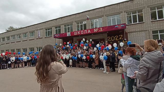 Кстово, последний звонок... Начало нового пути🥹 Не могу без слез смотреть. Вырос мой птенчик 🐥 смотреть онлайн