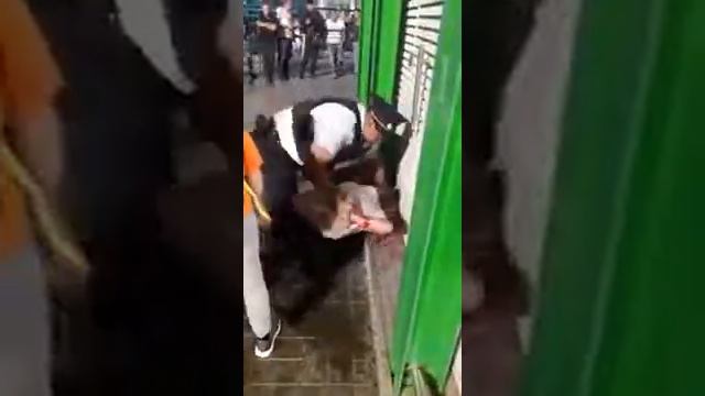 Сотрудник полиции аэропорта Домодедово избивает мужчину на глазах у его семьи. смотреть онлайн