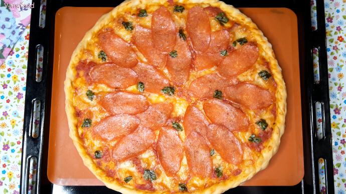 Пицца Пепперони. Остренькая салями, сыр моцарелла, томатный соус и вкусное тесто. смотреть онлайн