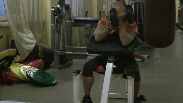 бицепс попеременное сгибание руки с гантелей на скамье скотта смотреть онлайн