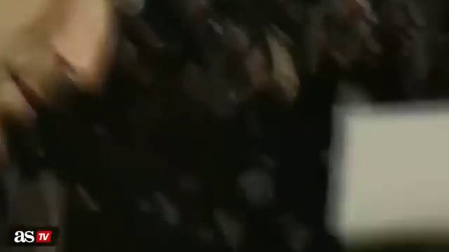 Зидан подписал футболку Месси смотреть онлайн
