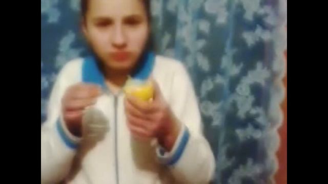 Девушка жрёт лимон(Молдова) Мама матерится! смотреть онлайн