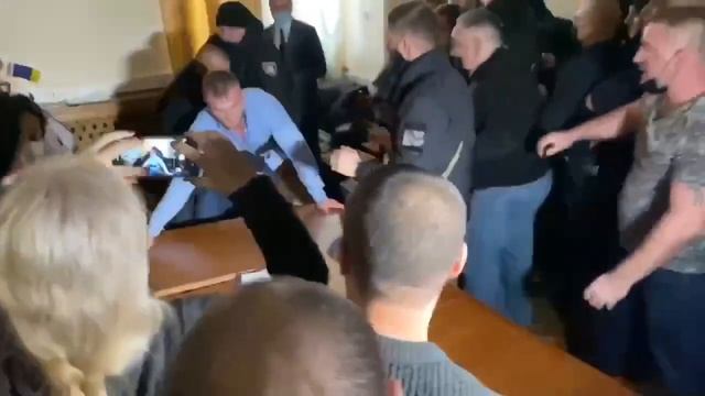 Одесса. Заседание земельной комиссии. Депутат ВРУ Дмитрук ЗАЖИГАЕТ!!!? ТАНЦЫ НА СТОЛЕ!!!? ЛЕЗГИНКА! смотреть онлайн