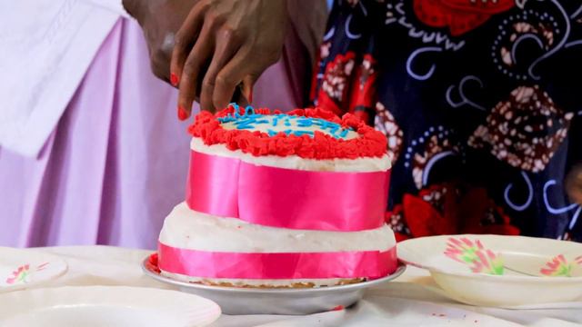 EATING MUSIC CAKE TO CELBRATE BEATRICE CHEPKIRUI MUSIC смотреть онлайн