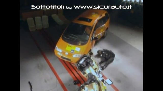 Краш тест Honda Goldwing into Volkswagen Sharan (ADAC) смотреть онлайн