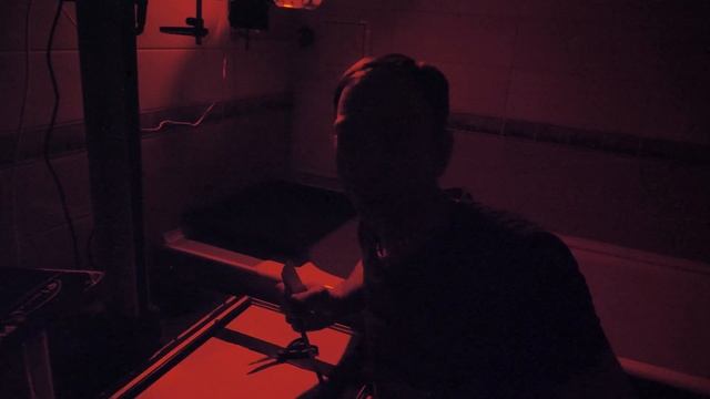 Печатаем черно-белое фото с плёнки вручную. Фотоувеличение и магия аналоговой фотографии (ВИДЕОУРОК смотреть онлайн