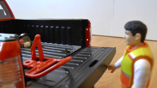 Сеня играет в машинки и на полицейской машине спасает байк