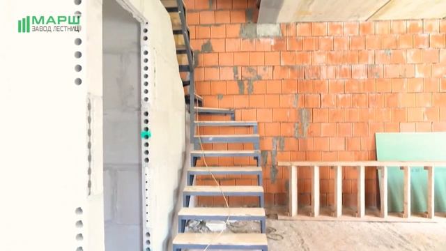 Установка двух каркасов лестниц закрытого типа с забежными ступенями в КП «Федоскино-Парк» смотреть онлайн