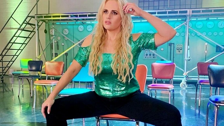 Девушка впадает в кому после падение в школе и просыпается через 20 лет. Комедия "Выпускной год" смотреть онлайн