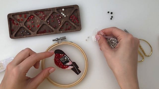 БРОШЬ СНЕГИРЬ из бисера своими руками / Как сделать брошь из бисера / BROOCH TUTORIAL смотреть онлайн