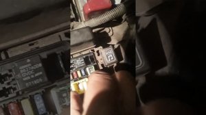 как изъять предохранители 22 и 23 в монтажном блоке моторного отсека MITSUBISHI GALANT 9  и  LANCER