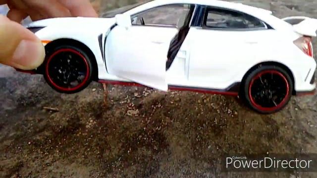 Обзор машинки Хонда Цивик ( Honda Civic Type R ) в Тайланде. Карпы едят синий хлеб.