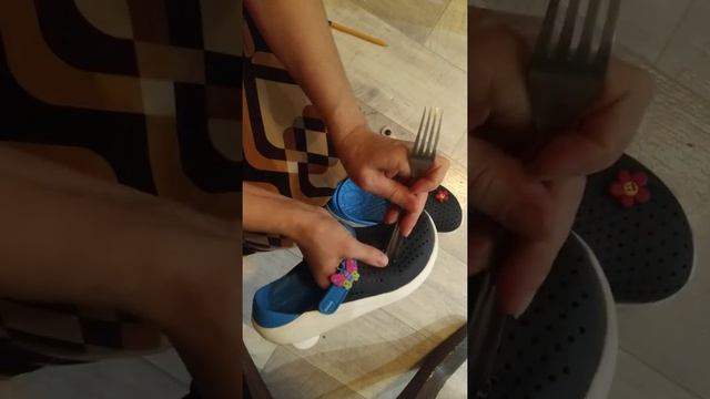 ставим джиббитсы Jibbitz crocs literide смотреть онлайн