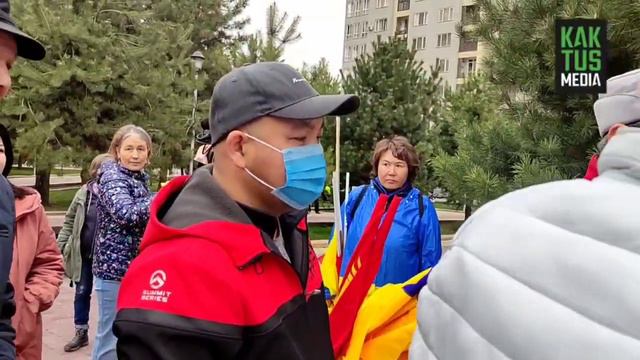 Митингующих попросили убрать плакаты про Россию смотреть онлайн