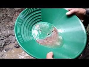 Пробы на золото в ручье.