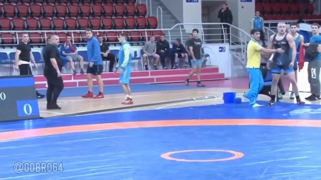 Драки на соревнованиях по борьбе..... смотреть онлайн
