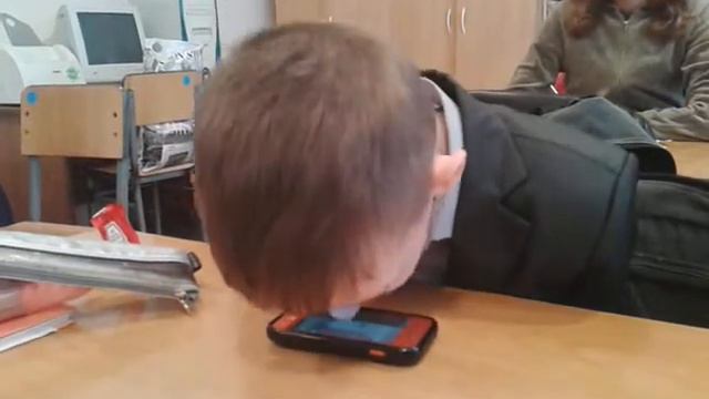 Пацан играет носом на сотке смотреть онлайн