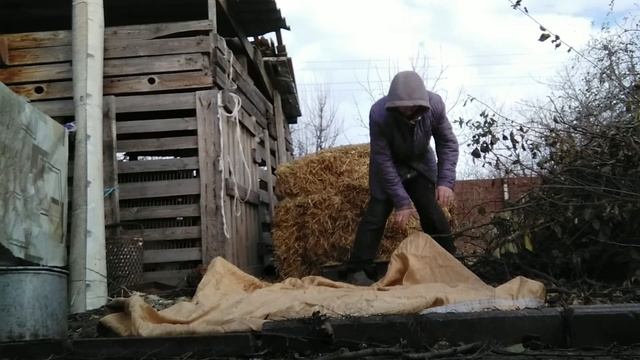 ?УБИРАЮСЬ В КУРЯТНИКЕ ????, КУРИЦА МОЖЕТ СНЕСЕТ ЗОЛОТОЕ ЯЙЦО? ❗❓ смотреть онлайн