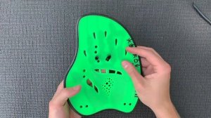 How to strap up your arena Swimming Hand Paddles