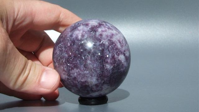 Шар из минерала Лепидолит диаметр 60 мм // 612nk смотреть онлайн