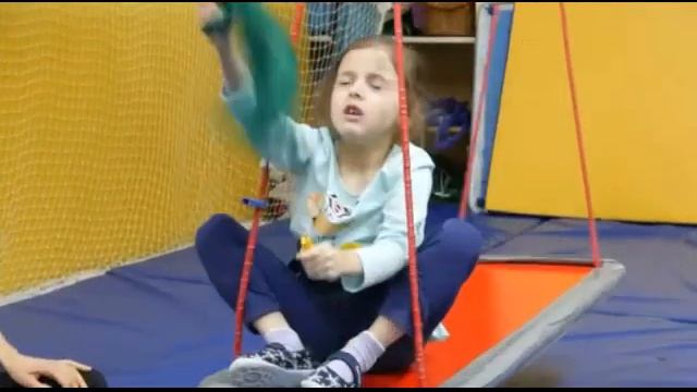 Что происходит на занятиях по сенсорной интеграции в зале Шалтай-Болтай смотреть онлайн