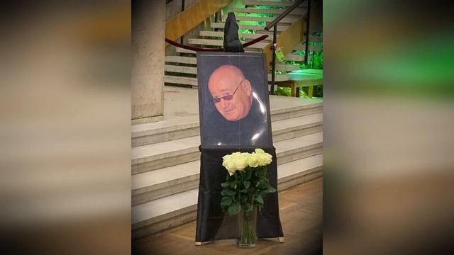 НЕВОЗМОЖНО СДЕРЖАТЬ СЛЁЗ! Вдова плакала без остановки сидя у гроба Марка Рудинштейна... смотреть онлайн