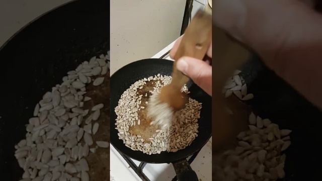 3176 Как вкусно пожарить семена подсолнечника подсолнечные семечки семки жареные обжаренные #Shorts смотреть онлайн