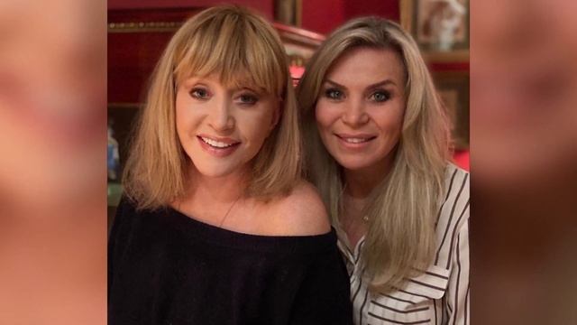 Мелкие кудри и нюдовый макияж: Алла Пугачева в шифоновой тунике под балахон позировала с Юдашкиной