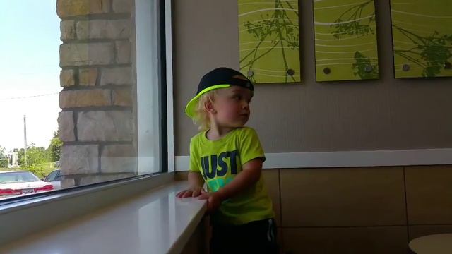 Пришли семьёй покушать Family Time Eating at Mcdonald's Agnessa Family vlog смотреть онлайн