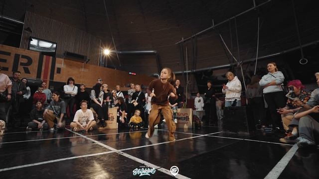 Катя vs Лиза / TOP 10 / Hip Hop Дети 8-10 лет / ДВИЖЕНИЕ Battle смотреть онлайн