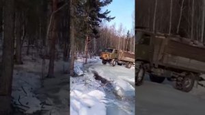 ГАЗ-66 шишига перевернулся на бок.