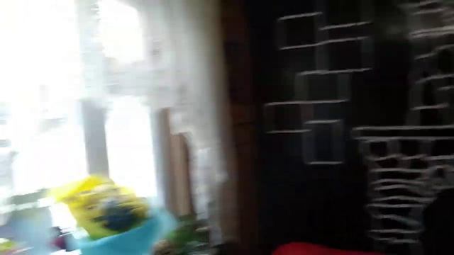 Черная стена с белым рисунком камина и фоторамок. смотреть онлайн