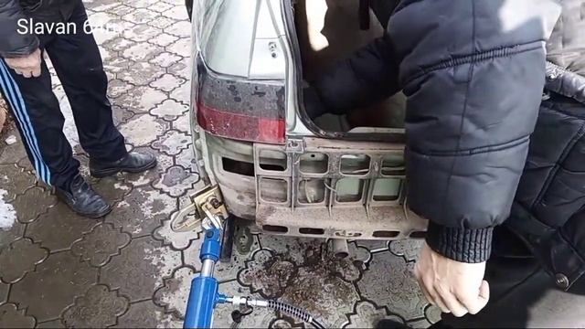 Стапельная вытяжка заднего крыла.Body repair after an accident. смотреть онлайн