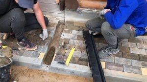 Размывает отмостку? Устанавливаем пластиковый лоток.