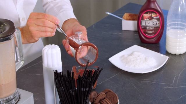 Простой и вкусный МОЛОЧНЫЙ КОКТЕЙЛЬ с шоколадным мороженым в блендере смотреть онлайн