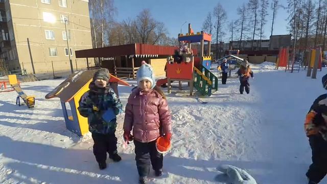 Прогулка в Детском саду! смотреть онлайн