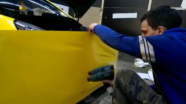 Оклейка такси в Москве - Белый и Желтый цвет смотреть онлайн