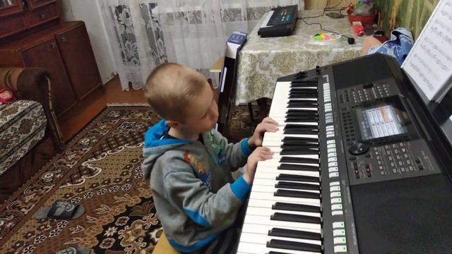 Тимур учит папу игре на синтезаторе смотреть онлайн