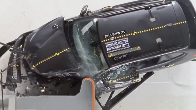 2013 BMW X1 driver-side small overlap IIHS crash test смотреть онлайн