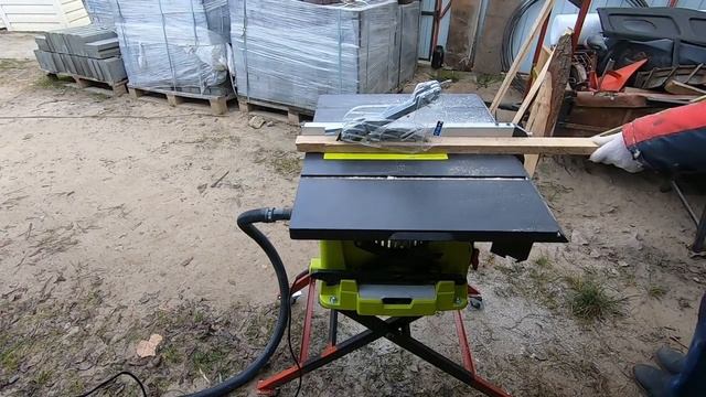 циркулярная пила RYOBY RTS1800TS G в работе