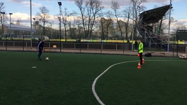 Young goalkeeper training ( Юный вратарь тренируется. Игра ногами и реакция) смотреть онлайн