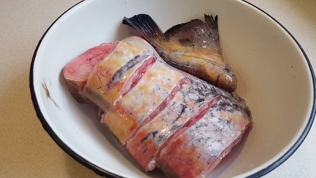 КАК ПРИГОТОВИТЬ СОМА / СОМ В ДУХОВКЕ / СОМ ЖАРЕНЫЙ НА СКОВОРОДЕ смотреть онлайн