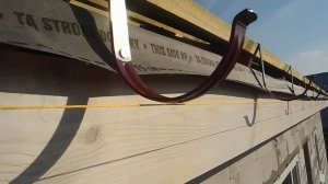 Монтаж креплений для слива воды на вальмовой крыше